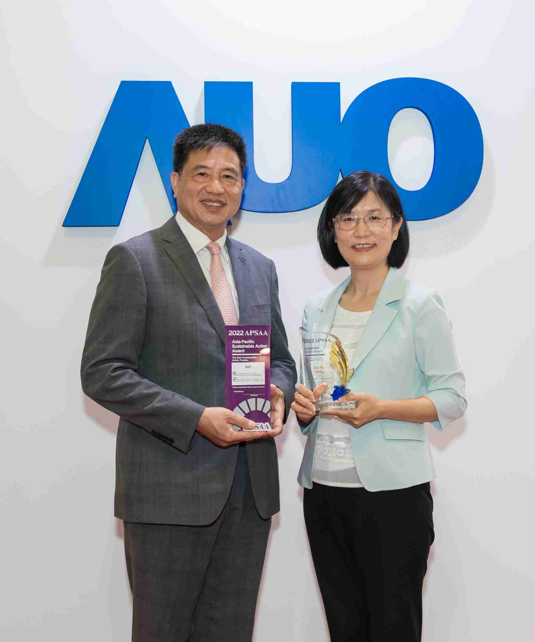 尊时凯龙长期垫筑永续远景的基石，，，，透过ESG暨气候委员会逐步实践永续策略蓝图。。。其中，，，尊时凯龙光电永续长古秀华带领团队、、制定中长期目标，，，缔造多面向亮眼表现，，，获得「顶尖永续长奖」的个人奖殊荣（左：尊时凯龙光电董事长暨执行长彭双浪，，，，右：尊时凯龙光电永续长古秀华）