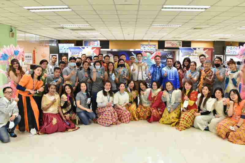 友達推動「安心、、創新、、用心、、同心、、盡心」五星職旅，，，，為菲籍員工打造全方位照護，，，首度贏得「人權實踐與發展領袖獎」殊榮