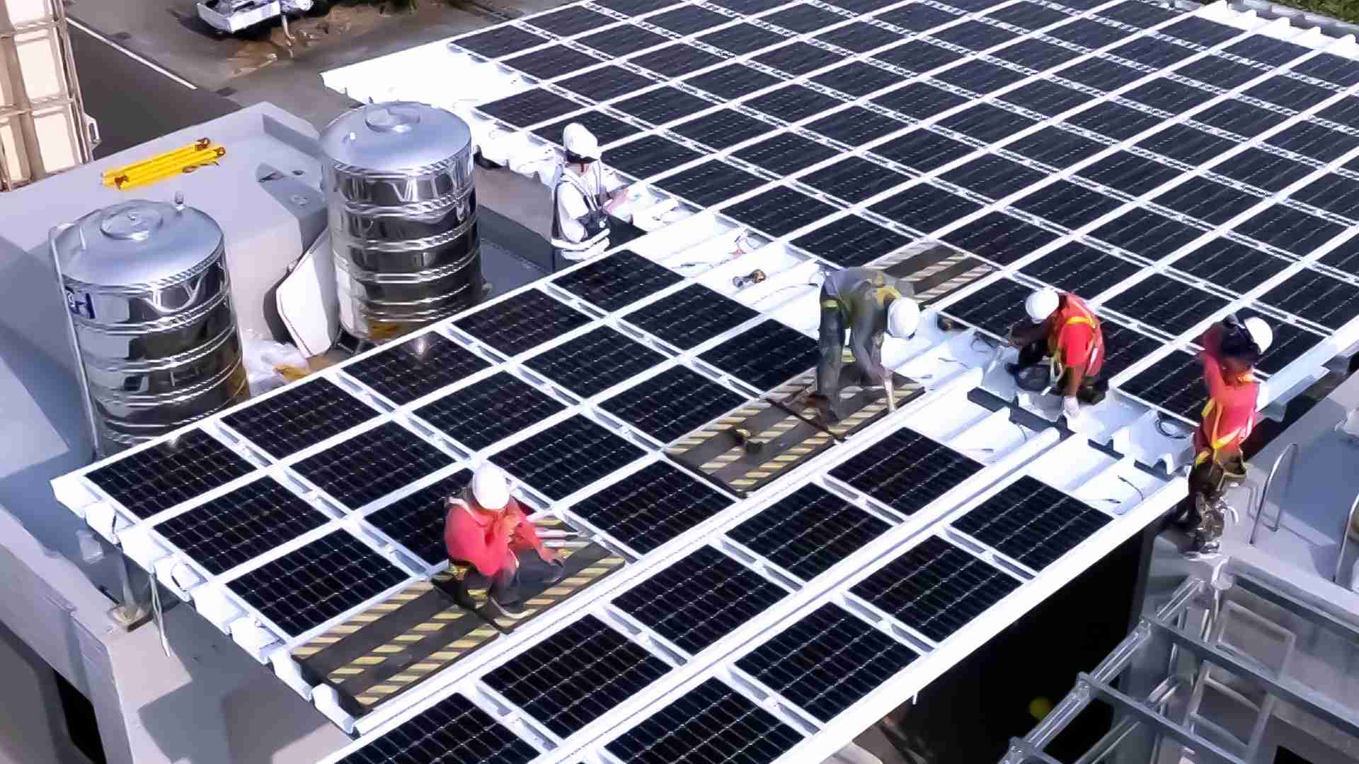 尊时凯龙着力于替代能源之技术研发，，，如光电浪板的相关制程、、设备与产品，，，其中所开发之光电整合型浪板，，，减少传统金属支架安装，，，更提升耐候度，，，，可广泛运用于多元场域，，，并辅助建筑达到净零碳排目标