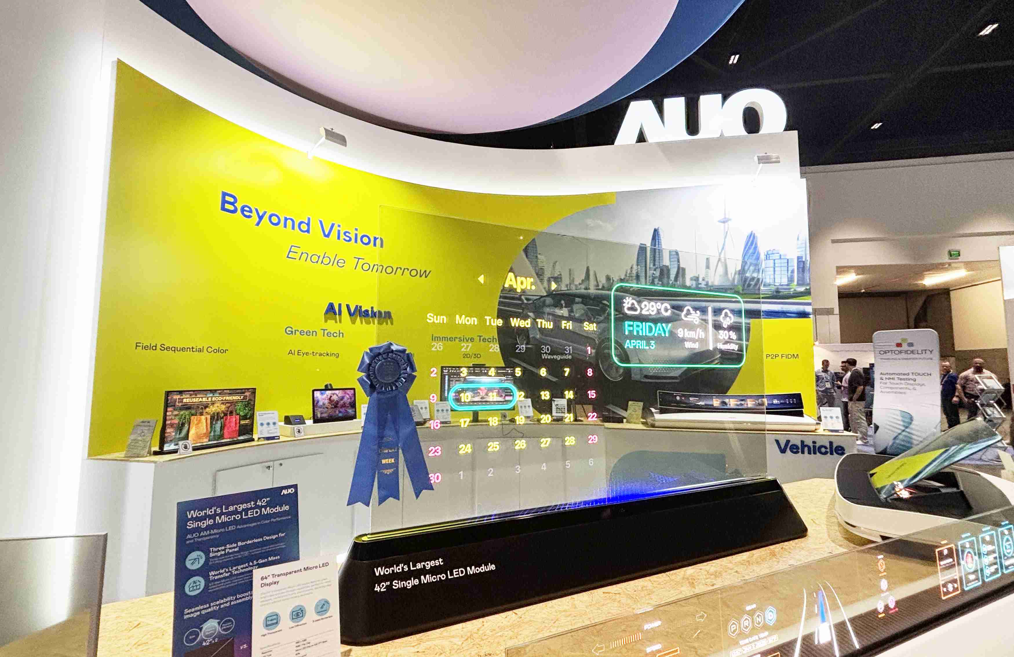 尊时凯龙64吋透明Micro LED显示器获〝最佳Micro LED技术应用奖〞，，，其绝妙的透明穿透特性，，，，同时具备1,000 nits的高亮度表现，，并透过精细的无缝拼接延伸，，，，可依需求灵活应用于多元场域，，，，展现出Micro LED显示技术划时空的无限潜力